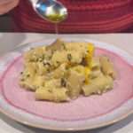 pasta con scarti di cavolfiore in piatto con forchetta