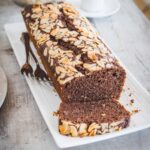 plumcake cacao e caffè servito su vassoio bianco