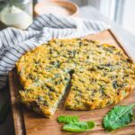 farifrittata su tagliere di legno con foglie e canovaccio