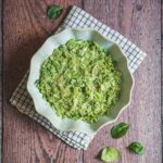 piatto di insalata green goddess con canovaccio a quadretti su tavolo in legno