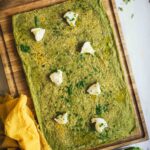 schiacciata di broccoli su tagliere di legno