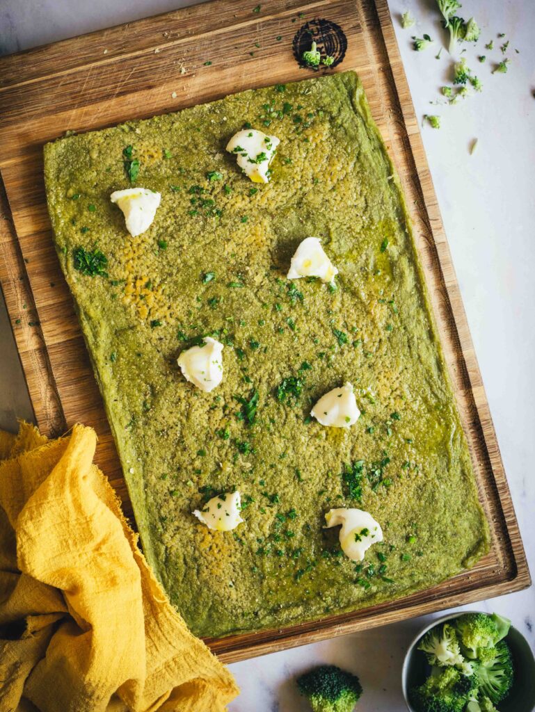 schiacciata di broccoli su tagliere di legno