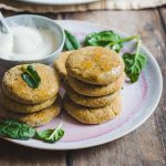 falafel di piselli e ceci con maio veg su piatto e tavolo in legno