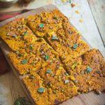 schiacciata di zucca con farina di ceci su tagliere in legno