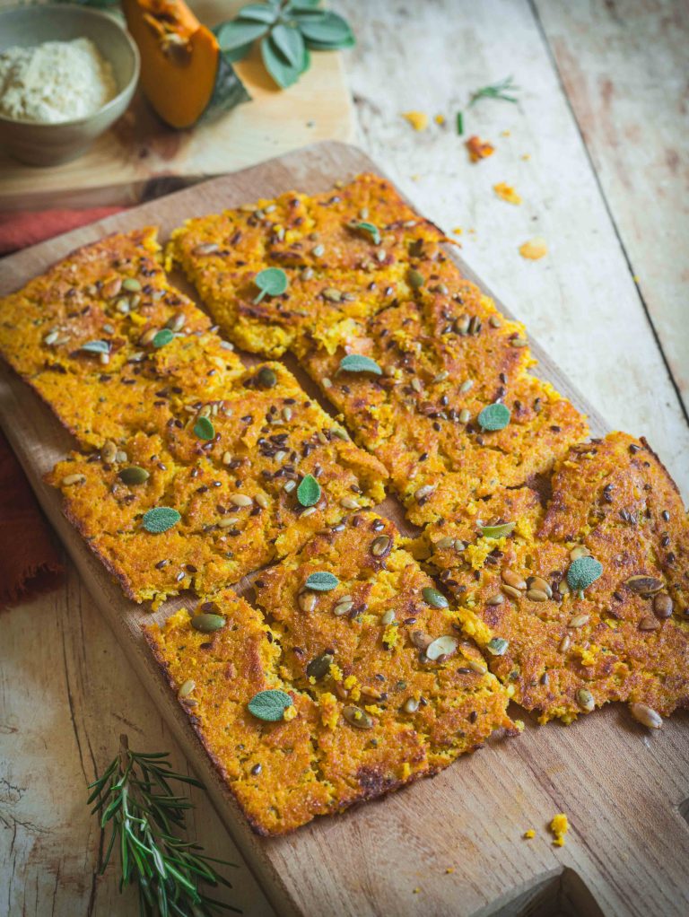schiacciata di zucca con farina di ceci su tagliere in legno