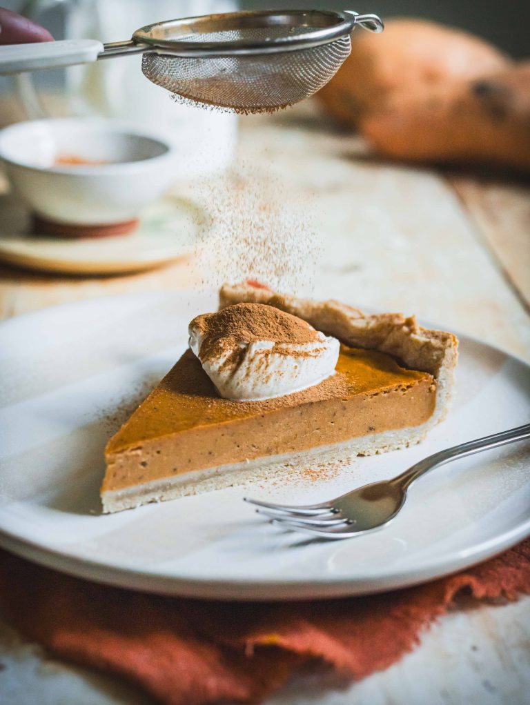 Fetta di sweet potato pie su piatto bianco con forchetta