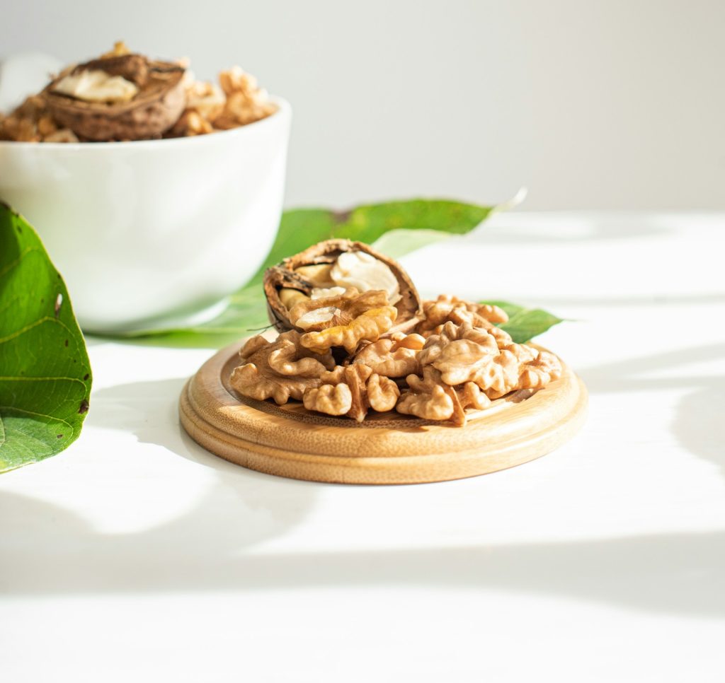 Gherigli di noci in ciotola bianca e legno
