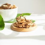 Gherigli di noci in ciotola bianca e legno