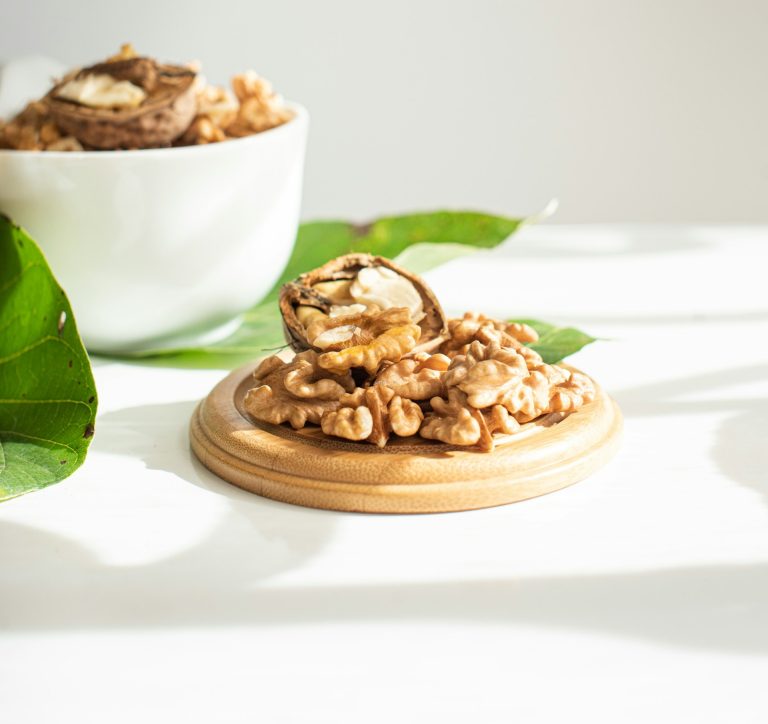 Gherigli di noci in ciotola bianca e legno