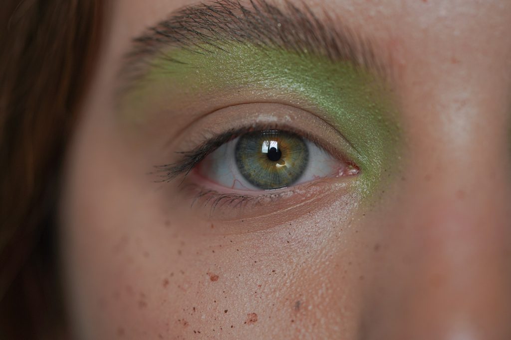 Primo piano occhio femminile con ombretto verde