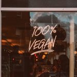 Vetrina con scritta 100% vegan