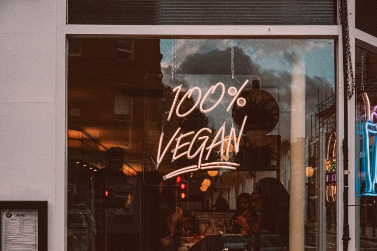 Vetrina con scritta 100% vegan