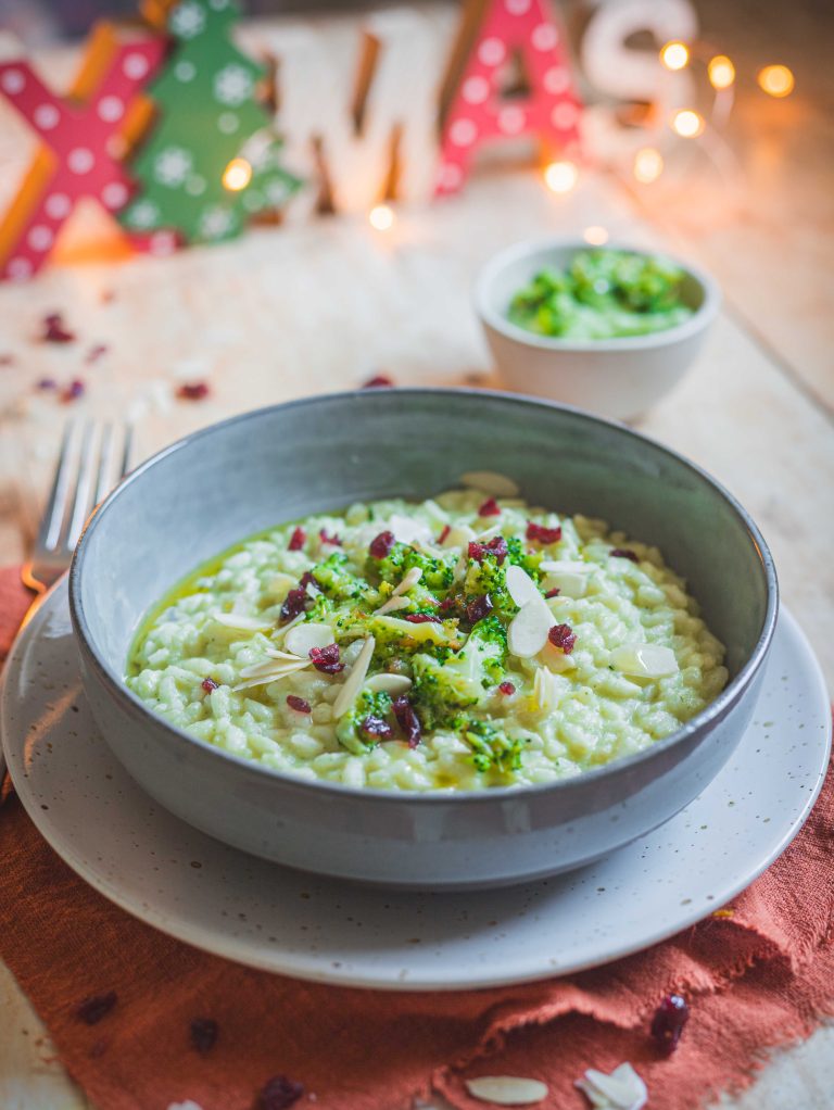 Risotto ai broccoli in piatto fondo su tavolo