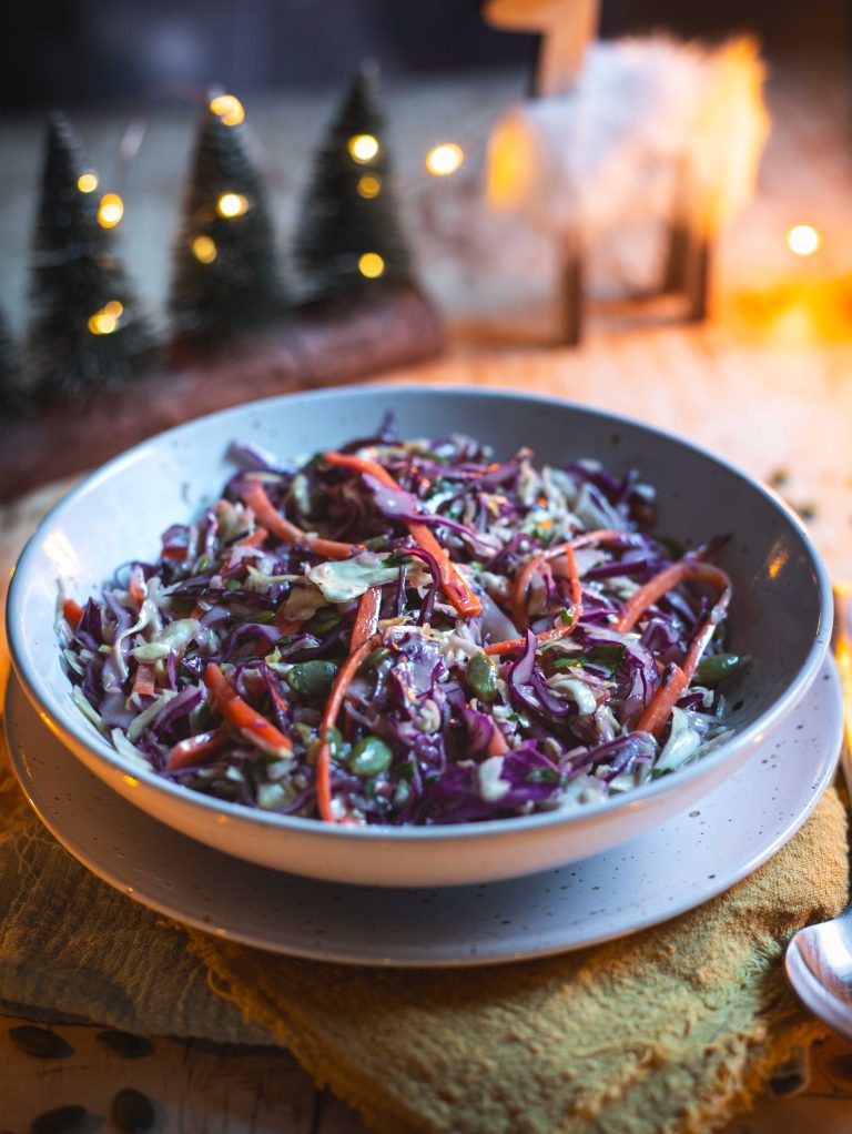 Insalata coleslaw su piatto fondo bianco
