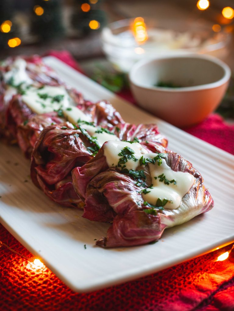 Involtini di radicchio ripieni su vassoio bianco