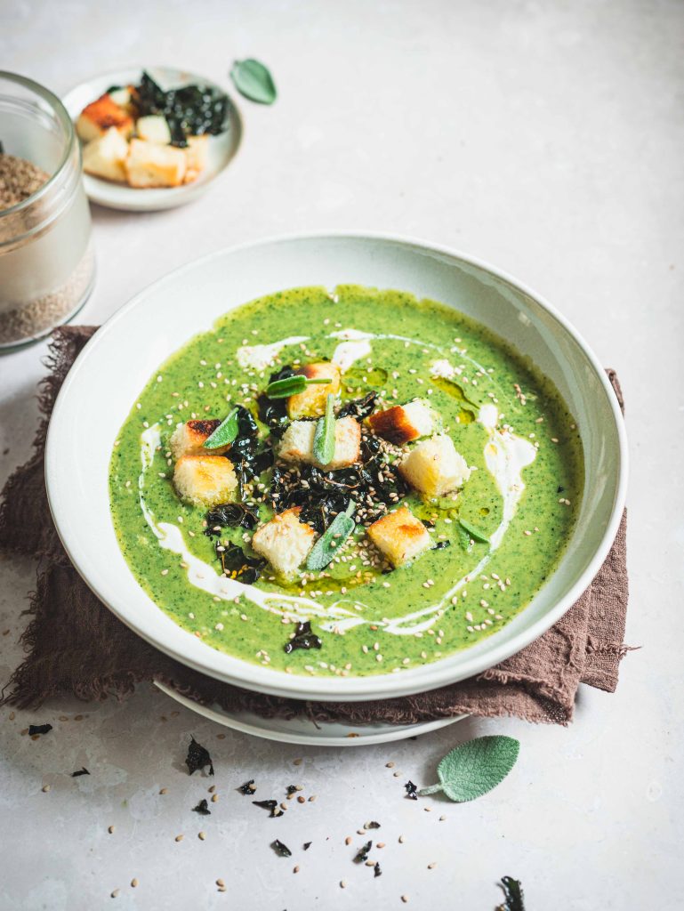 Vellutata di cavolo nero con crostini di pane e piatto bianco