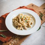 Piatto di pasta con sugo veg di cavolfiore bianco, ceci e salvia