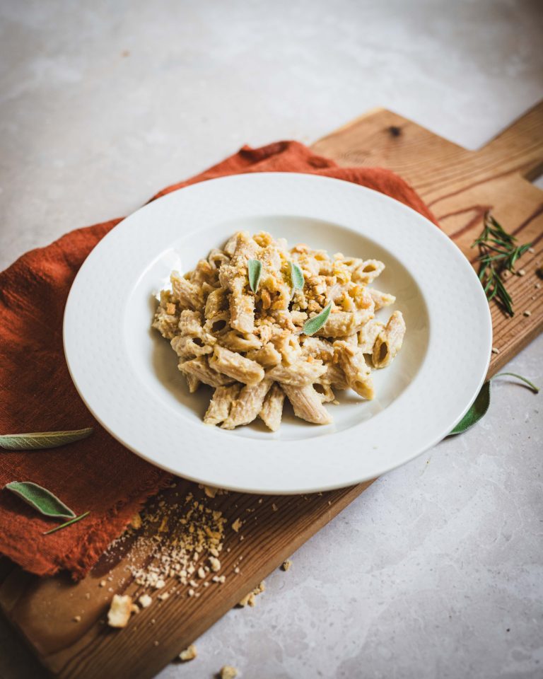 Piatto di pasta con sugo veg di cavolfiore bianco, ceci e salvia