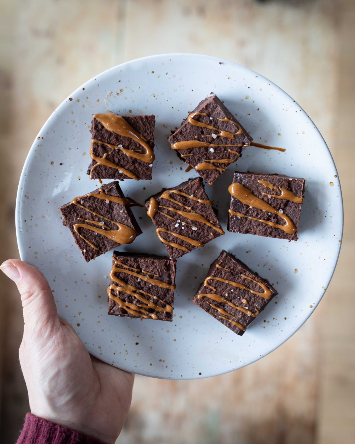 Vegan fudge al cioccolato fondente su piatto piano bianco