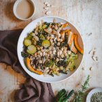 Piatto unico invernale con verdure e salsina su tavolo in legno