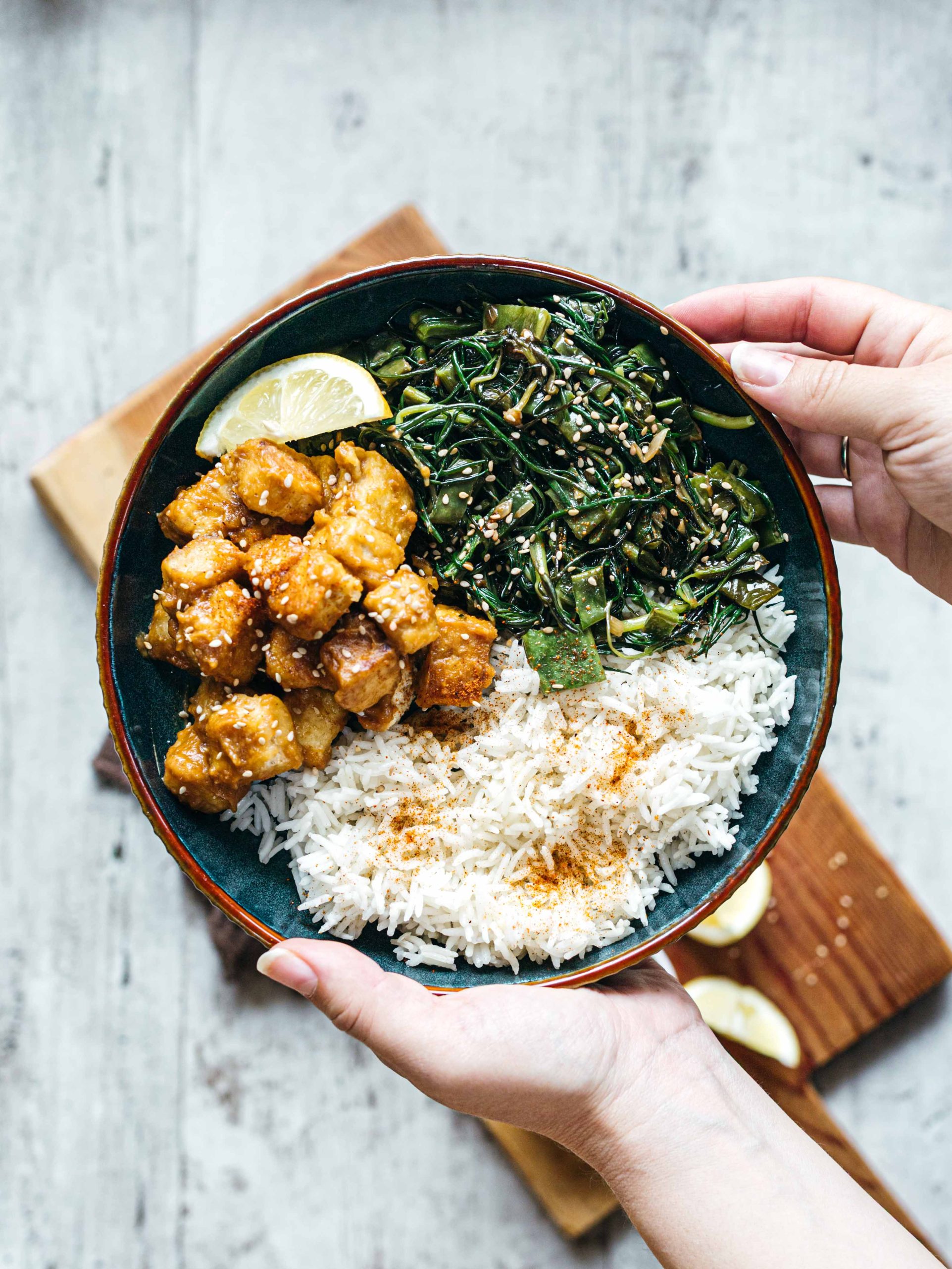 Bowl vegetale con tofu, verdure e riso